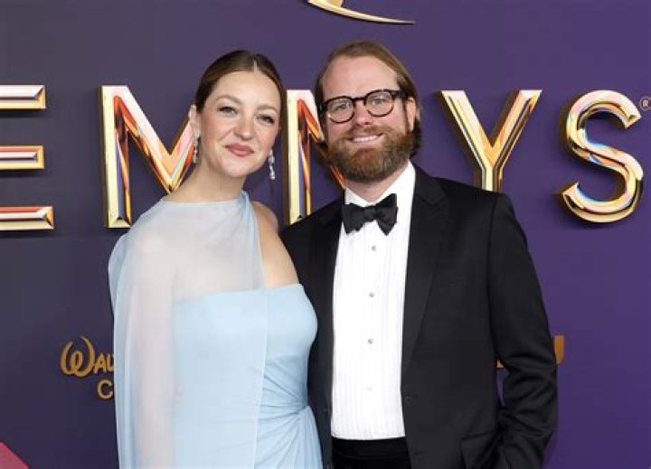 Abby Elliott: Husband, net worth, tattoos, smoking & body measurements