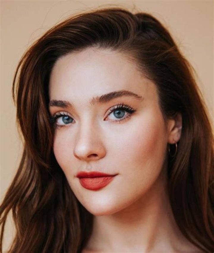 Eva Bourne Wikipedia, Age, Biography, Height, Boyfriend, Family, Instagram