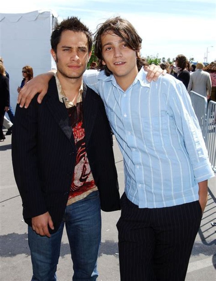 Gael García Bernal: dating, net worth, tattoos, smoking & body facts