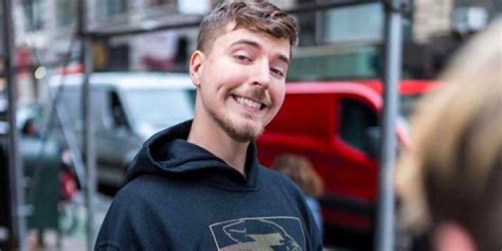 Mr Beast Bio, Wiki, Age, Height, Family, Girlfriend, Brother, YouTuber, and Net Worth.