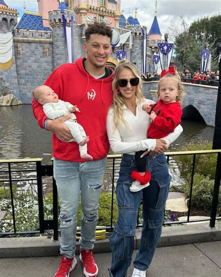 Victor Ortiz Bio, Wiki, Age, Height, Wife, Net Worth, Family and Boxer