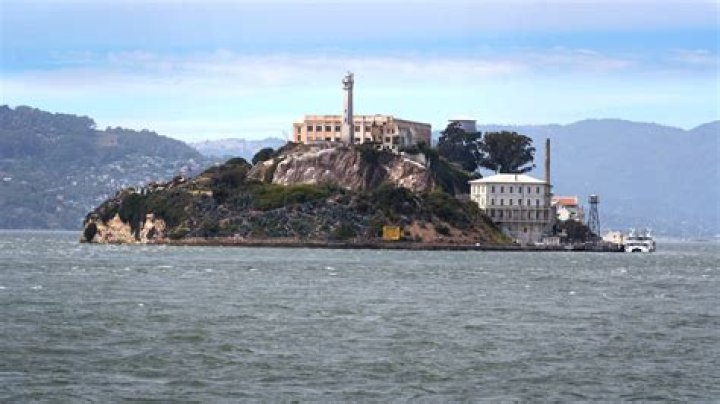 Why is Al Capone so famous? Where is Al Capone buried?